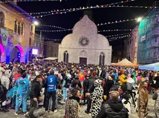 Piazza Marconi gremita di gente per il Carnevale di Muggia