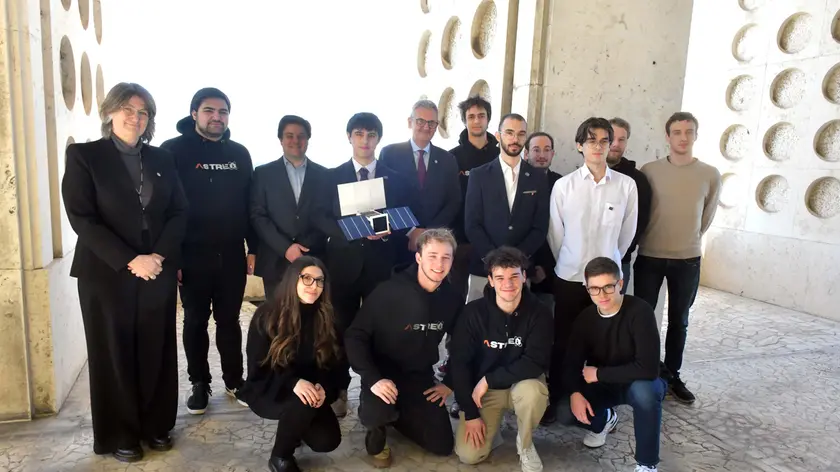 I giovani universitari del team Astreo con al centro il rettore dell’ateneo triestino Roberto Di Lenarda. Foto Francesco Bruni