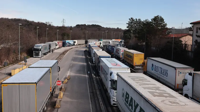 Tir incolonnati all’autoporto di Fernetti foto Andrea Lasorte