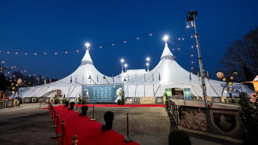 Il tendone del Cirque du Soleil che sarà allestito nel Porto Vecchio di Trieste, un'area dove i migranti trovavano riparo in capanne