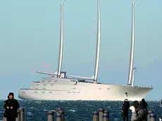 Una spettacolare immagine del Sailing Yacht A di fronte alle Rive e a piazza Unità sferzato dalla bora Foto Lasorte