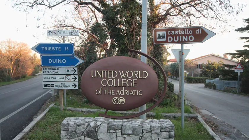 L’insegna del Collegio del Mondo unito nel centro di Duino