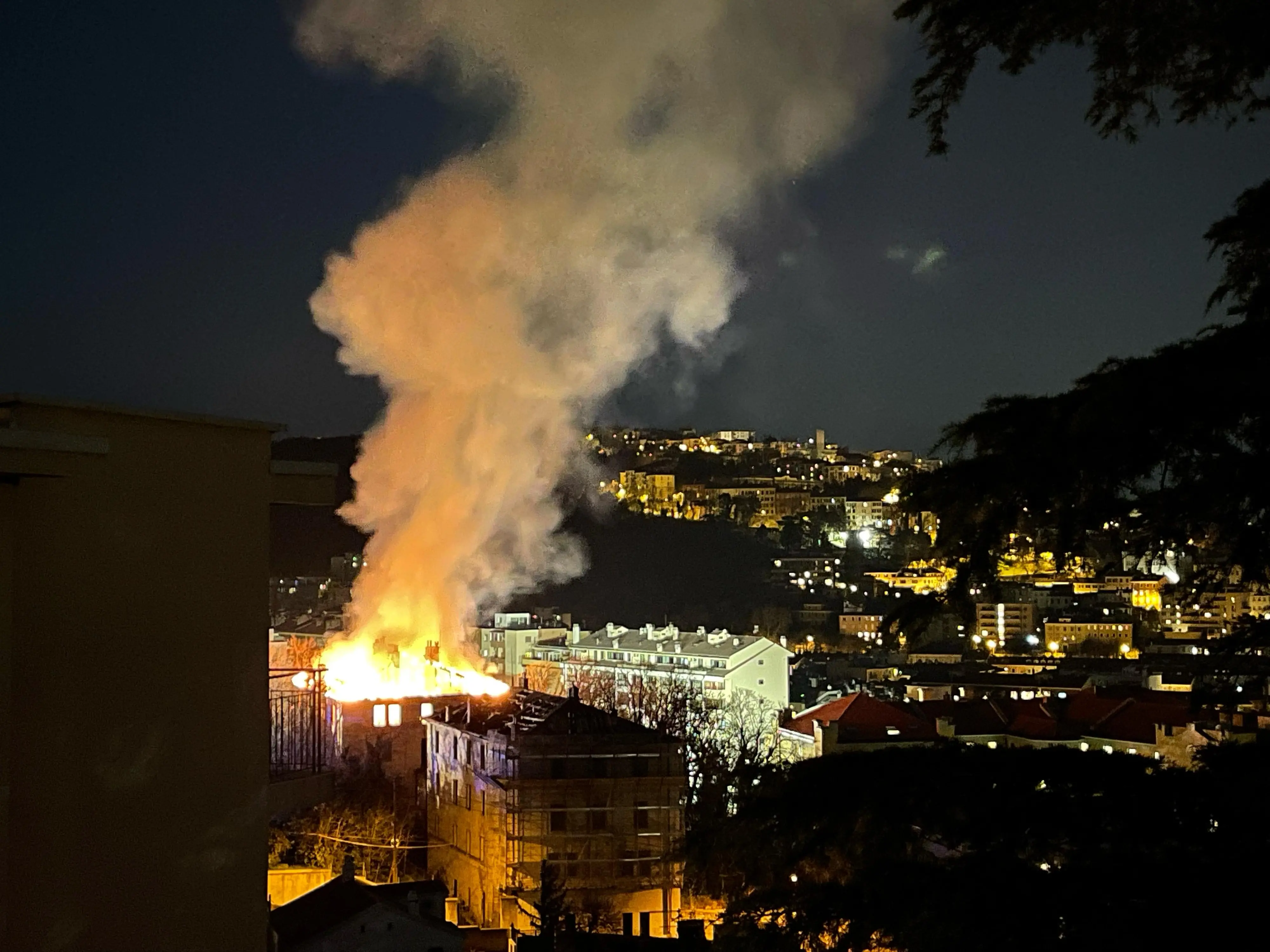 La colonna di fumo che si alza dal campus (Lasorte)