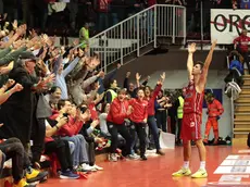 Ruzzier festeggia con il pubblico del PalaRubini dopo il canestro da metà campo contro Treviso Foto Bruni