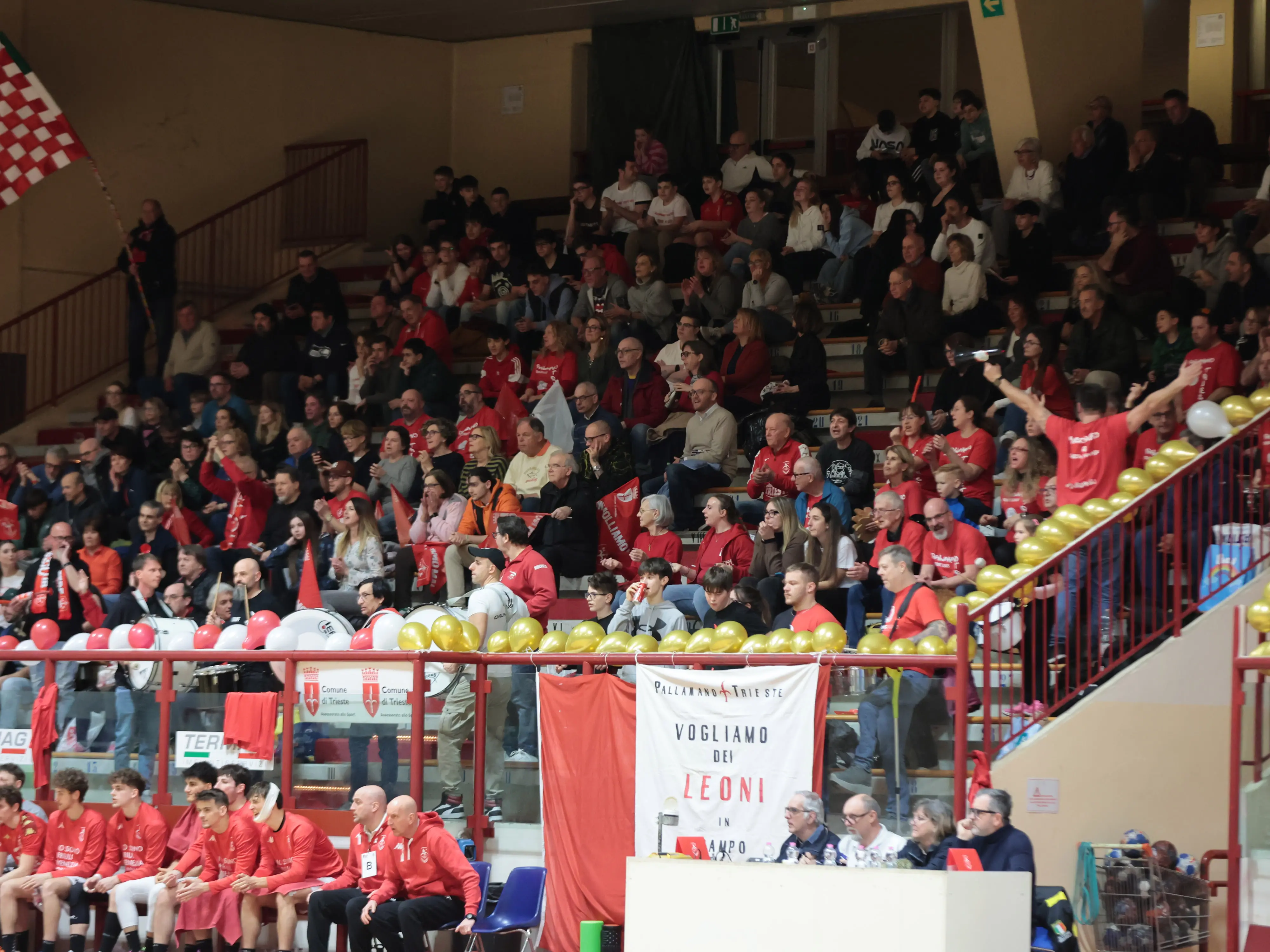 I tifosi triestini che hanno riempito gli spalti del palasport di Chiarbola, per quello che senza dubbio è stato il record di capienza stagionale. Il loro supporto è stato fondamentale per spingere gli uomini di coach Carpanese alla rimonta e mantenere l’imbattibilità stagionale. Foto Lasorte