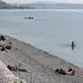 Il lungomare di Barcola con i primi bagnanti. Foto Lasorte