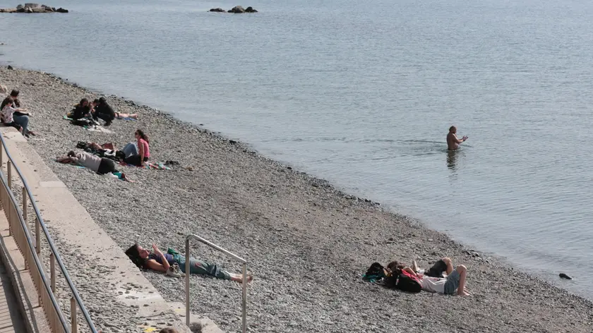 Il lungomare di Barcola con i primi bagnanti. Foto Lasorte