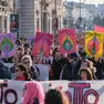 Il corteo organizzato da Non una di Meno in occasione dell’8 marzo mentre sfila lungo le Rive foto Silvano