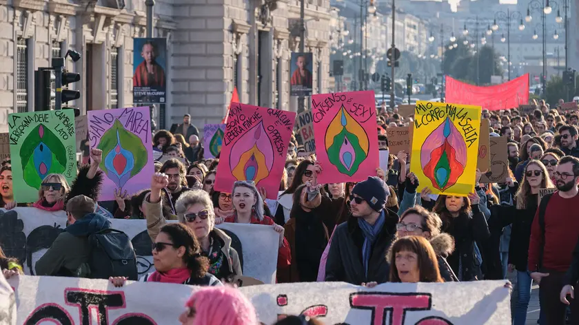 Il corteo organizzato da Non una di Meno in occasione dell’8 marzo mentre sfila lungo le Rive foto Silvano