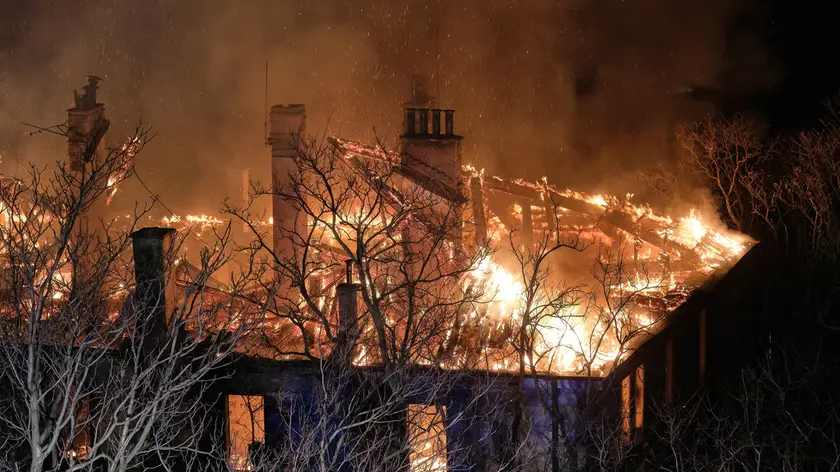 L'incendio all'ex Ospedale Militare (Massimo Silvano)