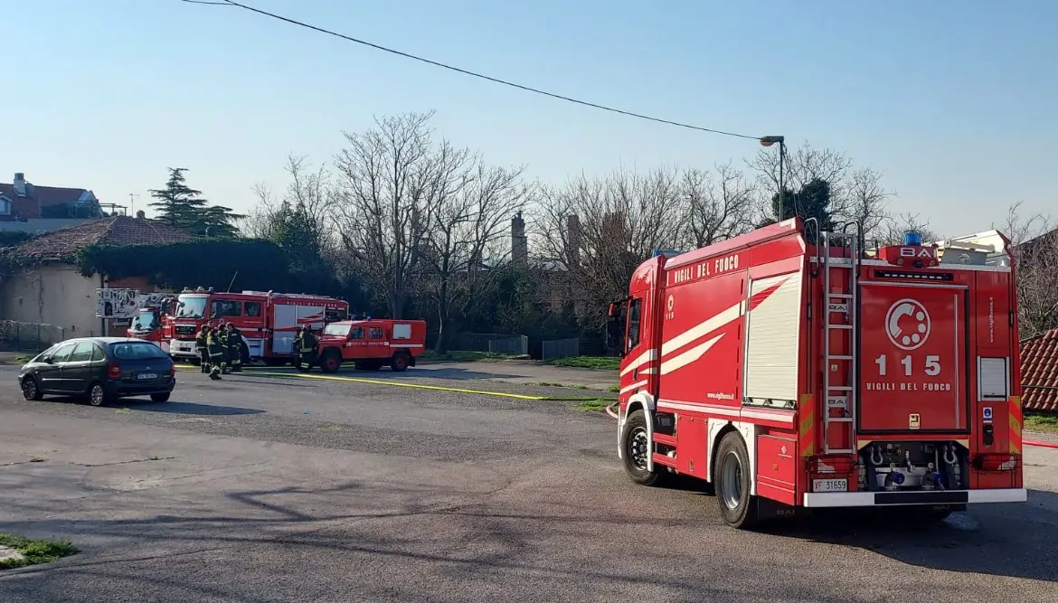 I vigili davanti al piazzale dell'incendio Foto Francesco Bruni