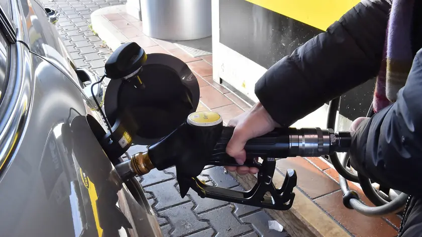 Un uomo fa benzina a Gorizia