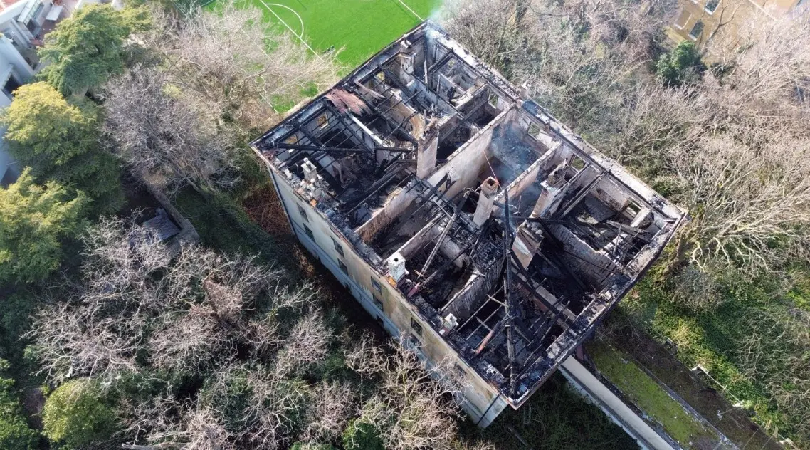 Le foto di Francesco Bruni mostrano dall'alto quello che è rimasto dell'edificio abbandonato