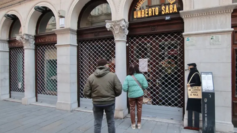 L'opera del "Banksy" triestino all'esterno della libreria Foto Andrea Lasorte