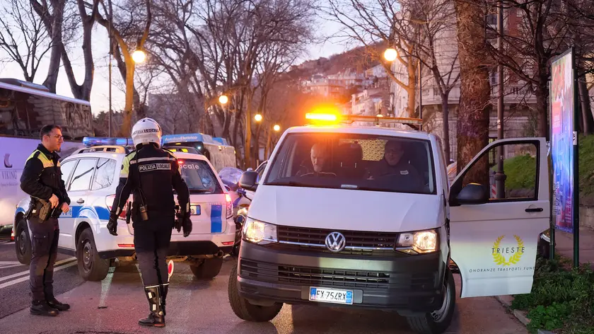 Le pattuglie della Polizia locale in viale Miramare sul luogo dell'incidente (Silvano)