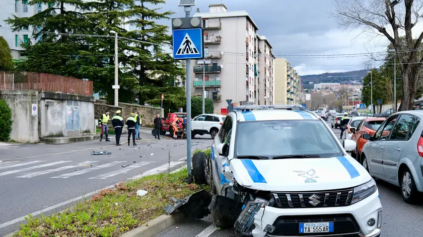 Il mezzo della Polizia locale danneggiato (Silvano)