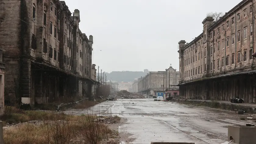 Nella foto di Andrea Lasorte il corridoio tra la seconda e terza fila di hangar del Porto Vecchio, dove verrà realizzato il parco lineare finanziato dal Pnrr