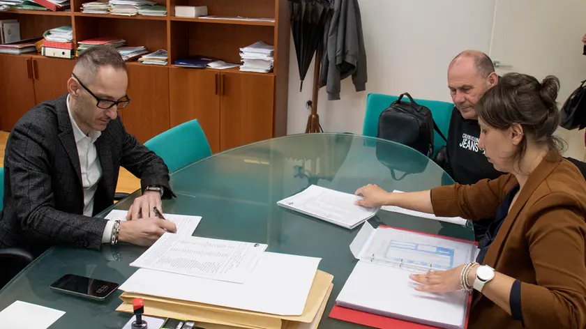 Le carte depositate in Ufficio elettorale (Foto Bonaventura)