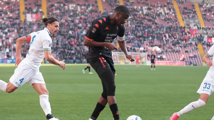 Il capitano della Triestina Omar Correia in azione contro la Pergolettese foto Lasorte