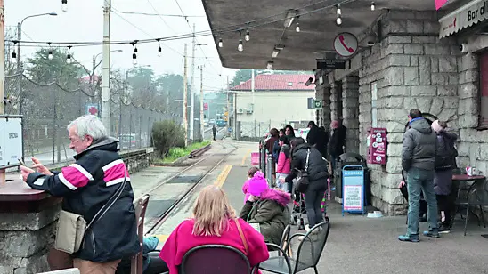 Il tram e gli esercenti delle attività di Opicina. Fotoservizio Lasorte