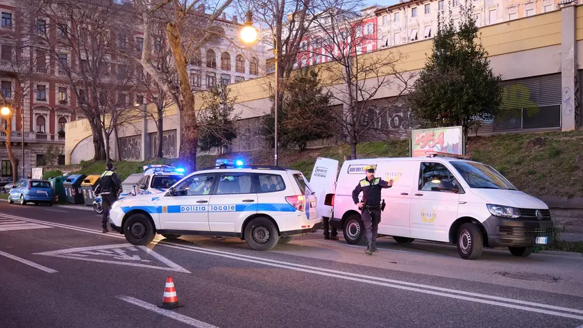 Viale Miramare bloccato dalla Polizia locale dopo l’incidente: l’auto è ferma vicino ai cassonetti foto Silvano