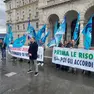 La protesta davanti alla Prefettura questa mattina (Bruni)