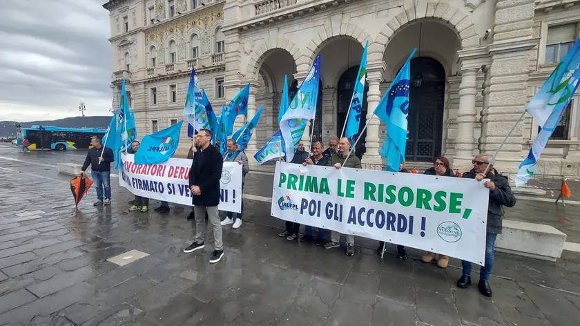 La protesta davanti alla Prefettura questa mattina (Bruni)