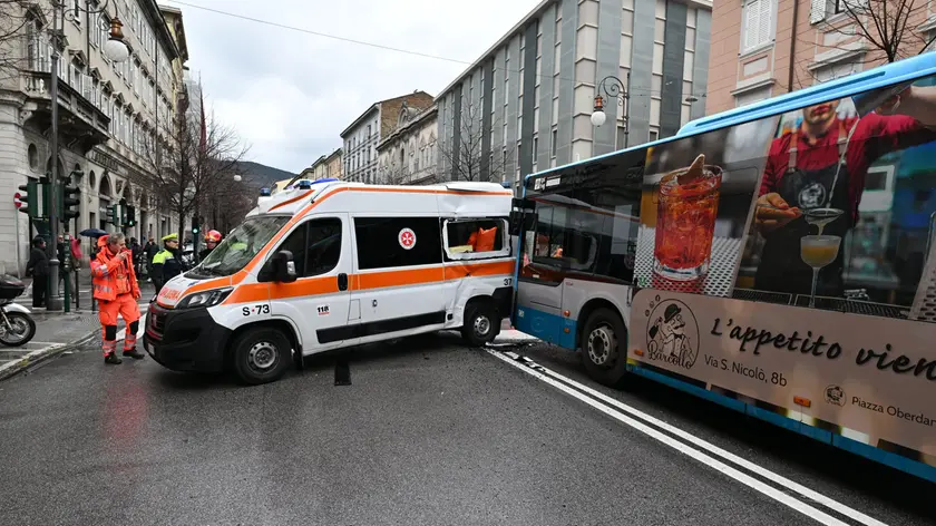 Lo scontro tra l'ambulanza e il bus in via Battisti (Lasorte)