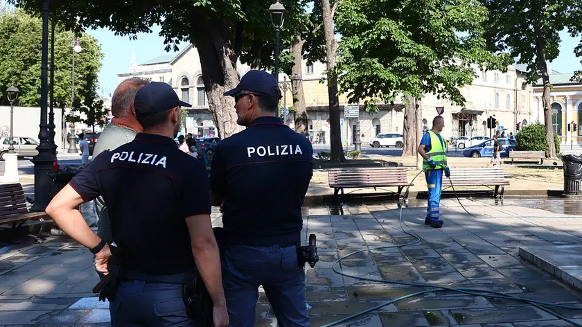 La Polizia in piazza Libertà, nelle vicinanze del luogo della rapina Lasorte