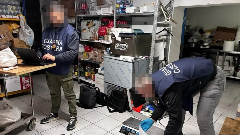 L'ispezione della Guardia costiera nel ristorante