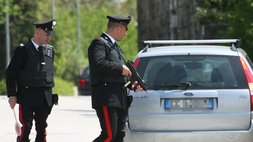 I carabinieri di Aurisina fermano una vettura durante un posto di controllo stradale Foto Lasorte