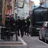 I Carabinieri e la Polizia locale durante un controllo in piazza Garibaldi. Foto Lasorte