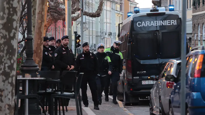 I Carabinieri e la Polizia locale durante un controllo in piazza Garibaldi. Foto Lasorte