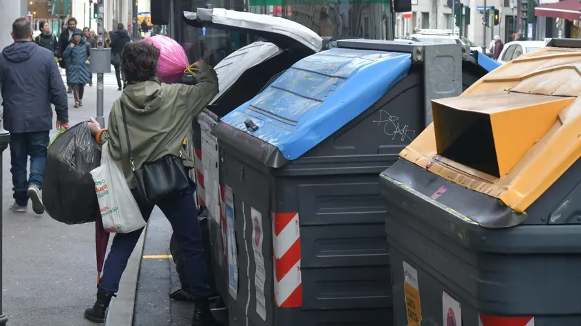 Il conferimento di rifiuti nel cassonetto dell’indifferenziata Foto Francesco Bruni