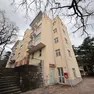 L’esterno di Casa Giardino, l’ex struttura residenziale all’interno del comprensorio del Centro per l’Anziano in via de Marchesetti.