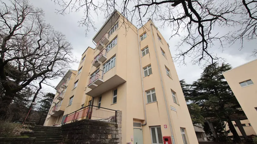 L’esterno di Casa Giardino, l’ex struttura residenziale all’interno del comprensorio del Centro per l’Anziano in via de Marchesetti.