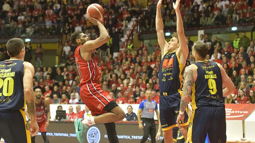 Il canestro allo scadere di Jeff Brooks, decisivo per la vittoria di Trieste su Trapani in Coppa Italia Foto Lasorte