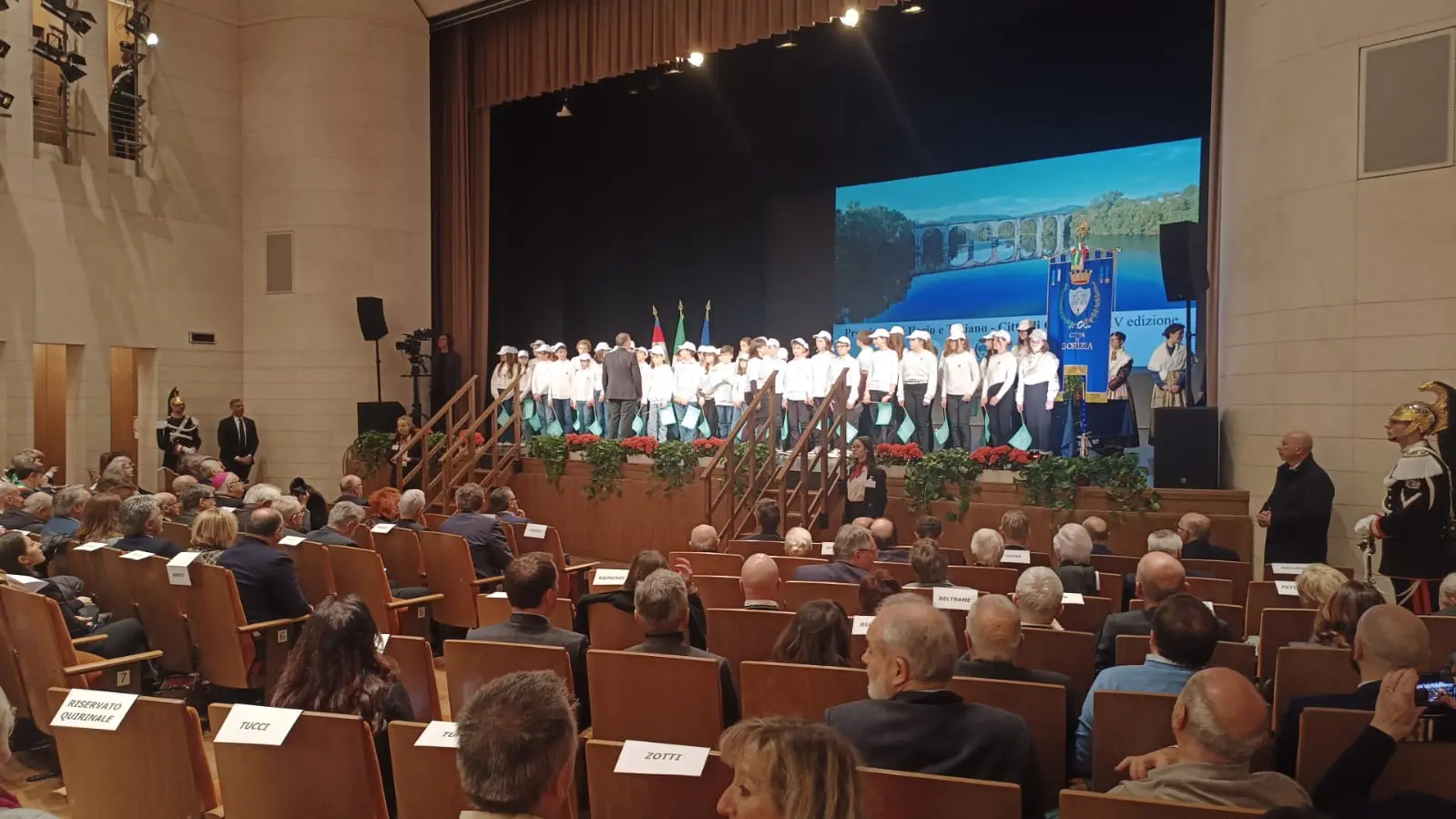 I ragazzi delle scuole Locchi e Trinko sul palco aspettando i presidenti (Bumbaca)