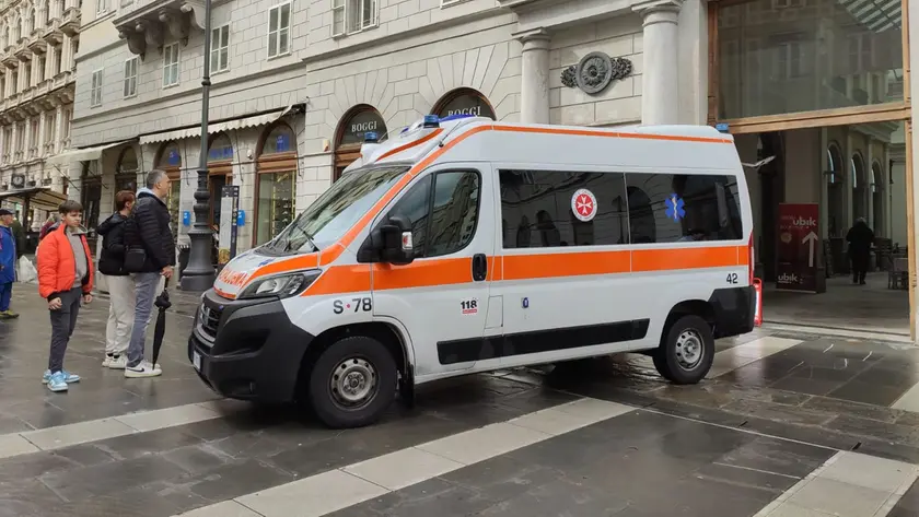 L'ambulanza fuori dalla galleria Tergesteo