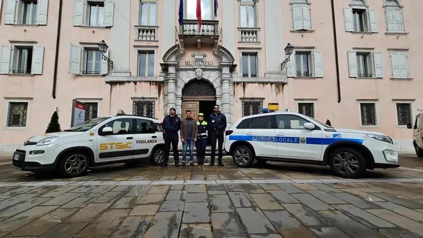 I due addetti del servizio di vigilanza con il sindaco Pagotto e la comandante della Polizia locale Nadia Piccolo