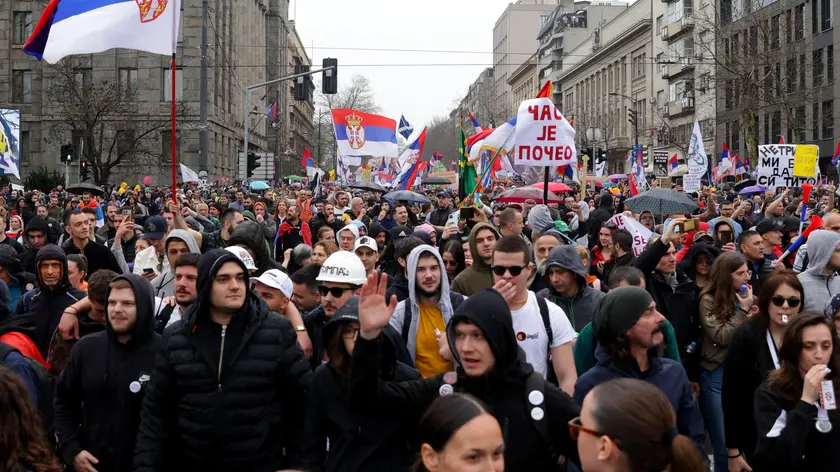 La manifestazione degli indignados di sabato 15 marzo a Belgrado, in Serbia. Foto Epa