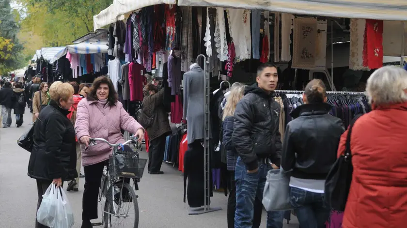 Uno dei mercati degli ambulanti che si svolgono settimanalmente a Gorizia Archivio Bumbaca