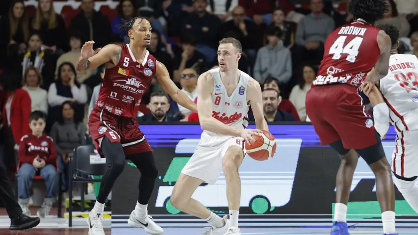 Jayce Johnson prova a farsi largo sotto canestro, ingabbiato tra i difensori di Trapani Foto Ciamillo/Lasorte