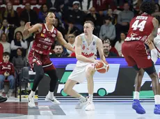 Jayce Johnson prova a farsi largo sotto canestro, ingabbiato tra i difensori di Trapani Foto Ciamillo/Lasorte
