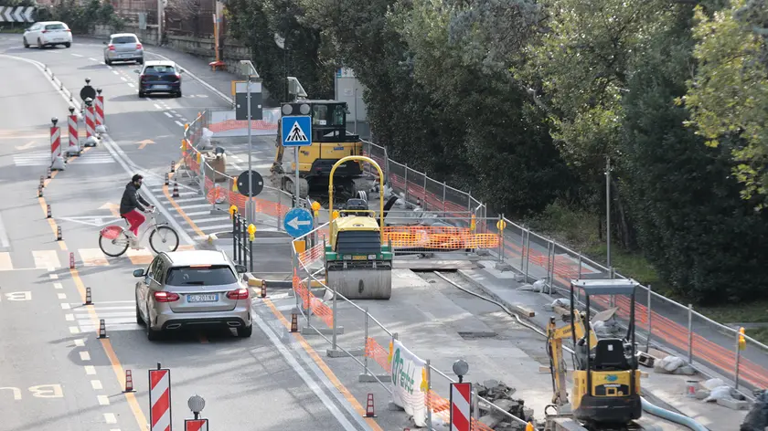 Il cantiere in viale Miramare ultimato, e ora spostato a Roiano foto Lasorte