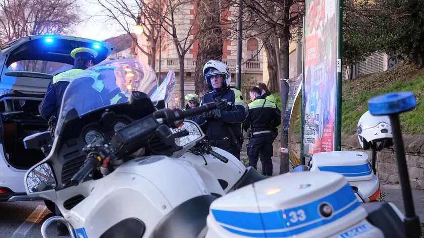 La Polizia locale in viale Miramare subito dopo l’incidente mortale foto Silvano