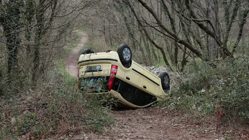 L'automobile uscita di strada a Conconello (Lasorte)