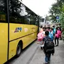 Bambini pronti a salire sullo scuolabus foto di katia Bonaventura