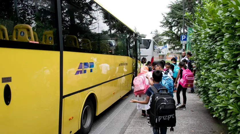 Bambini pronti a salire sullo scuolabus foto di katia Bonaventura