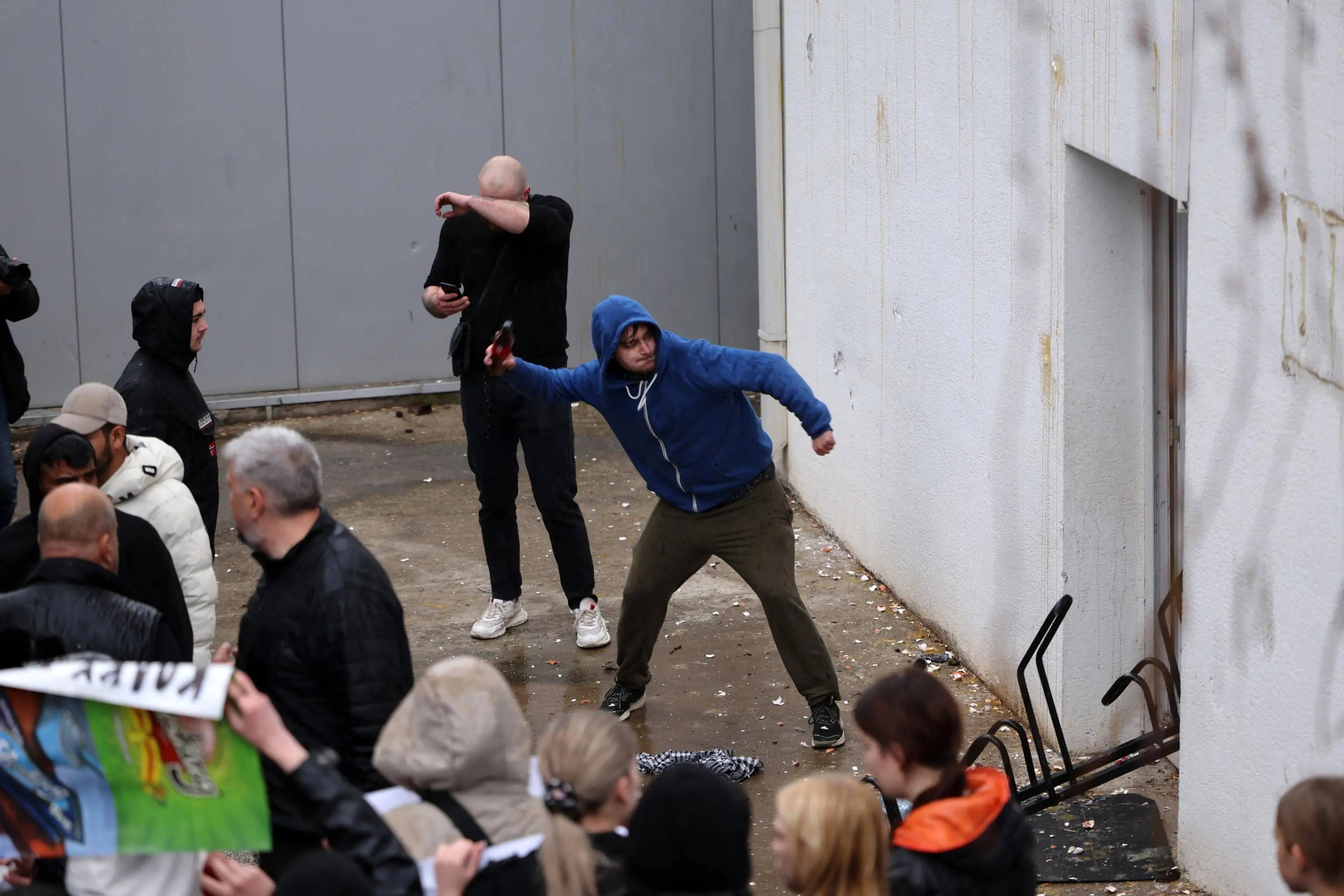 La protesta sotto il Municipio di Kocani lunedì in Macedonia del Nord. Foto Epa